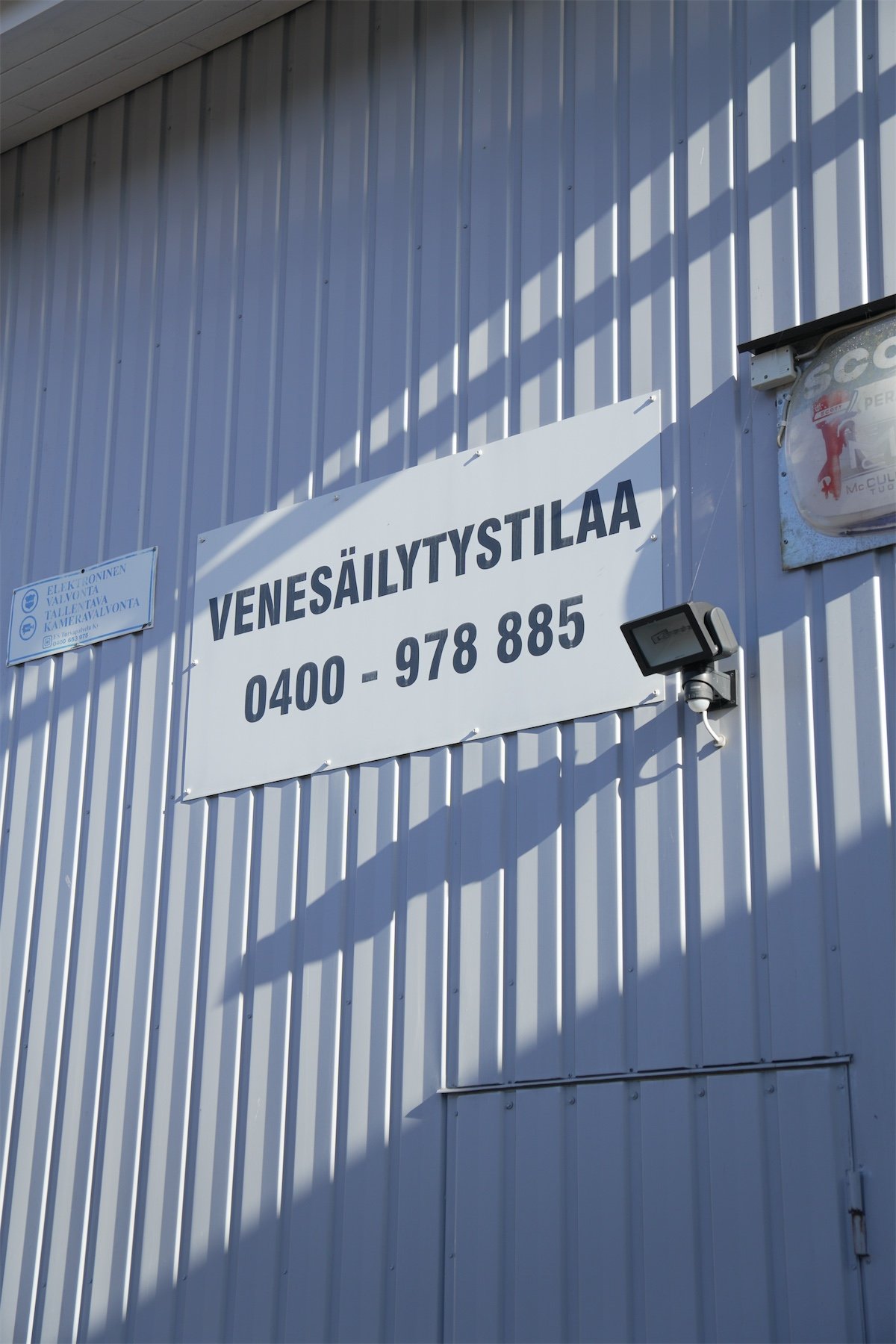 Venesäilytystilaa-kyltti hallin seinässä yhteystietoineen