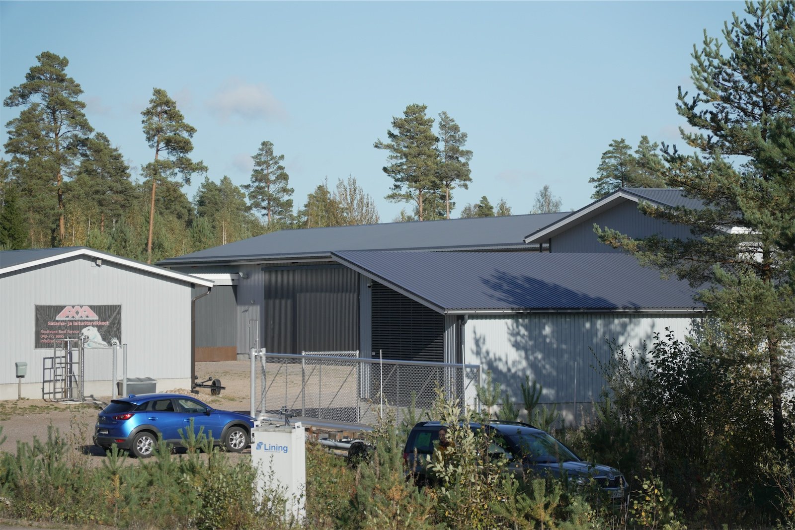 Venehallien rakennukset ulkoa kuvattuna aurinkoisena päivänä